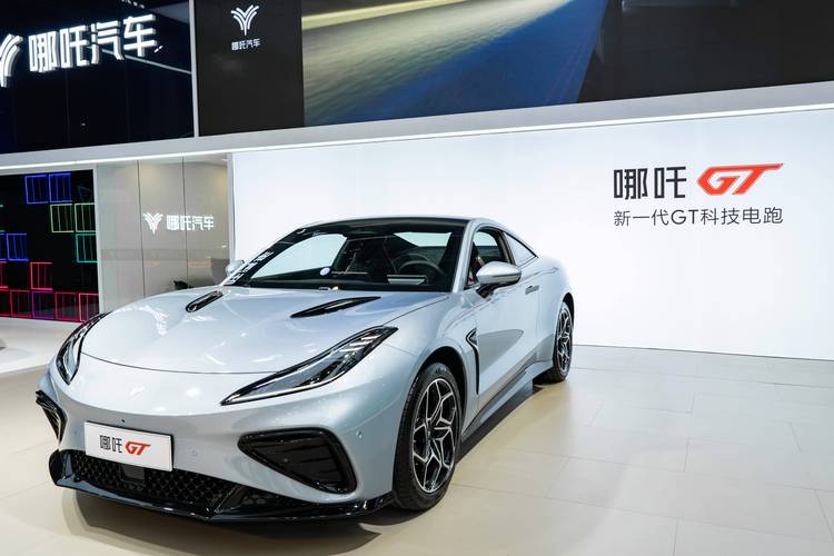 重庆137哪吒汽车在智能汽车领域的表现，领途汽车在新能源汽车市场中的影响力